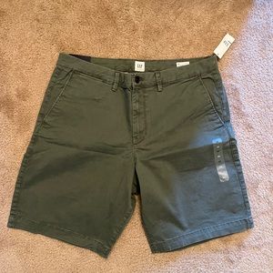 Men’s Olive Green Essential Khaki GAP 10” Shorts, size 34 waist